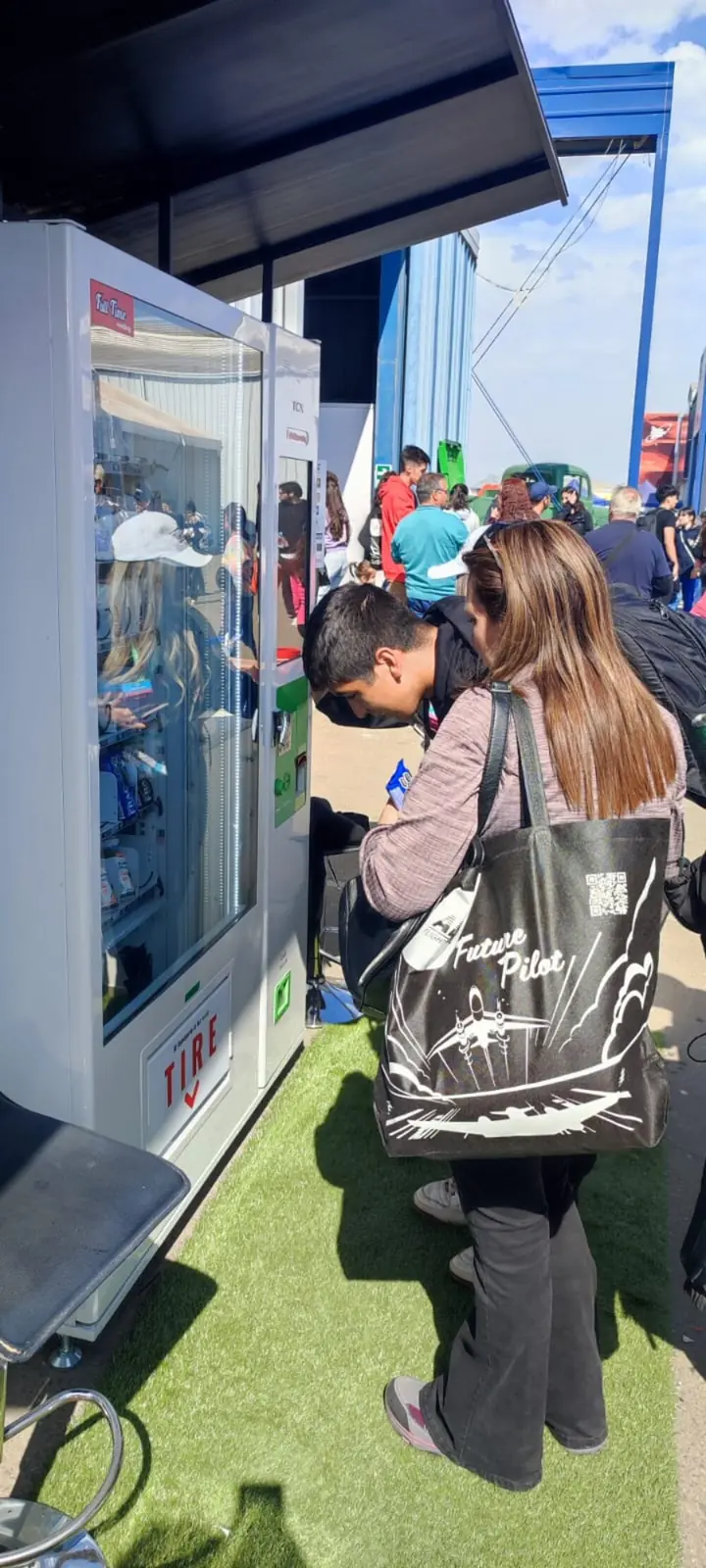 Público comprando en una máquina Full Time Vending en FIDAE