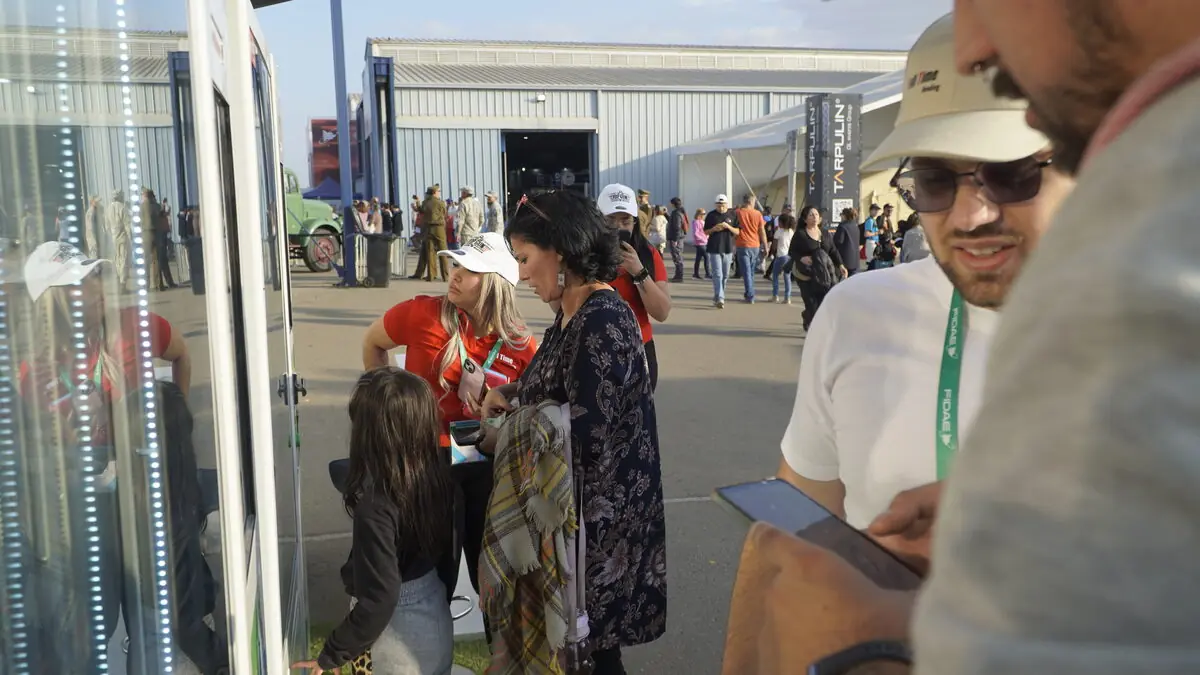 Familia comprando en una máquina Full Time Vending