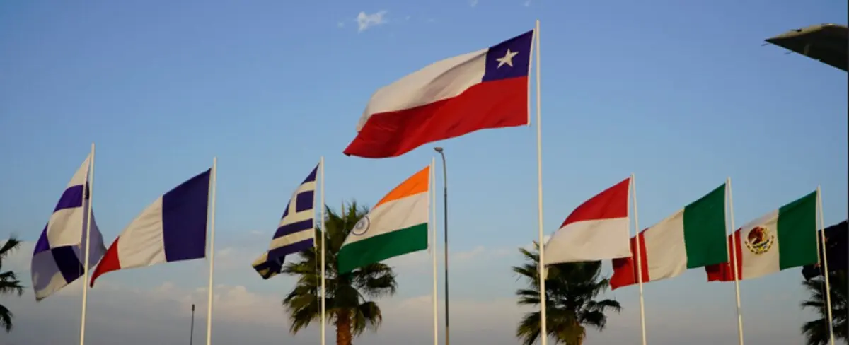 Banderas de países en la feria FIDAE