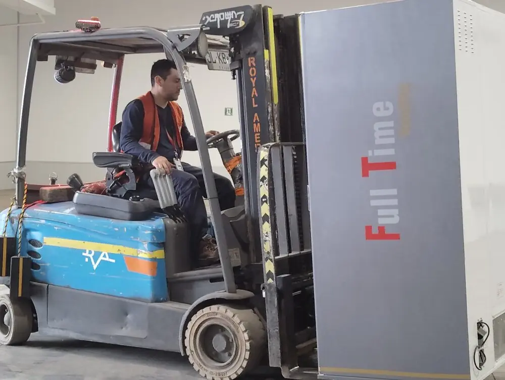 Traslado de una máquina Full Time Vending en montacargas hacia el evento