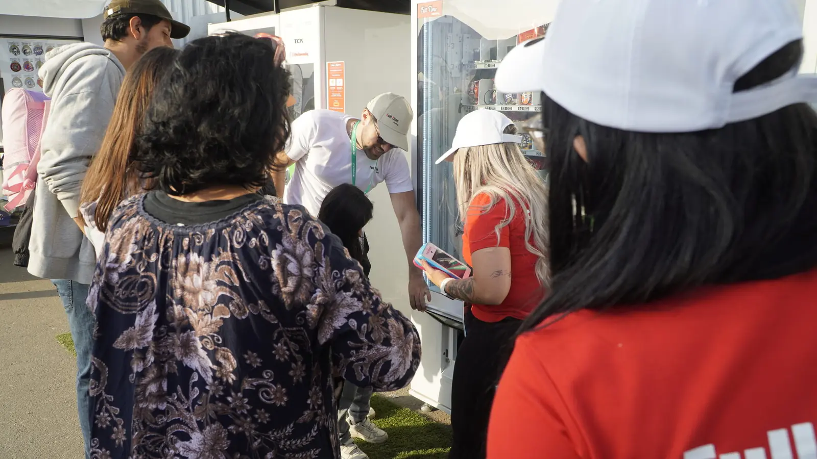 Público disfrutando de un punto Full Time Vending en un evento masivo