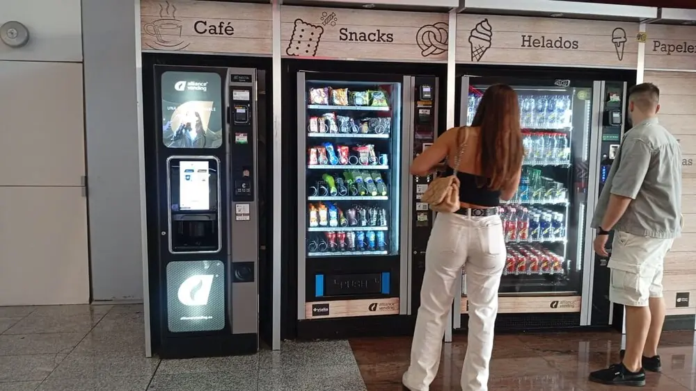 Cliente comprando en una máquina Full Time Vending en el aeropuerto