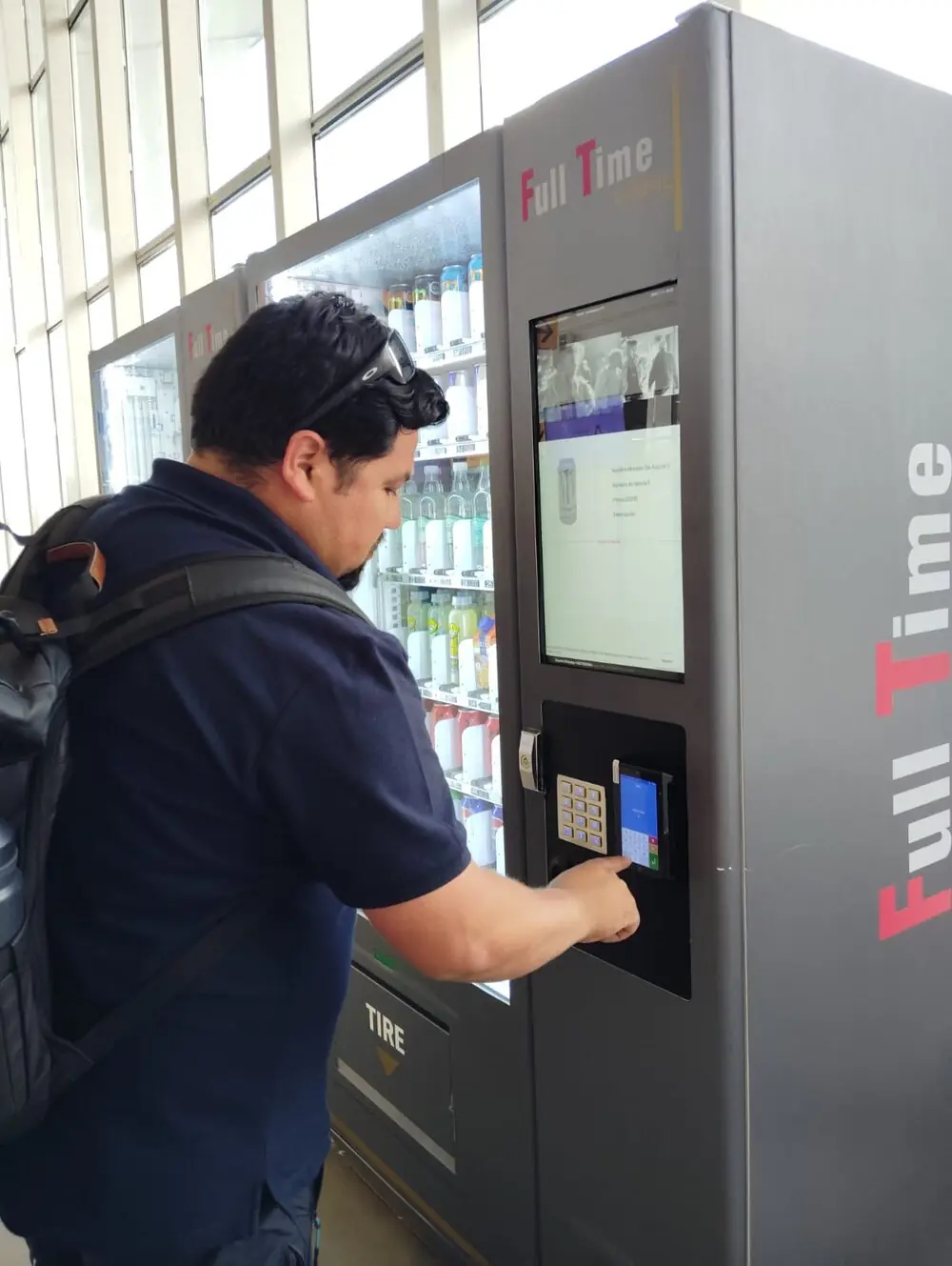 Cliente pagando en una máquina Full Time Vending en el aeropuerto