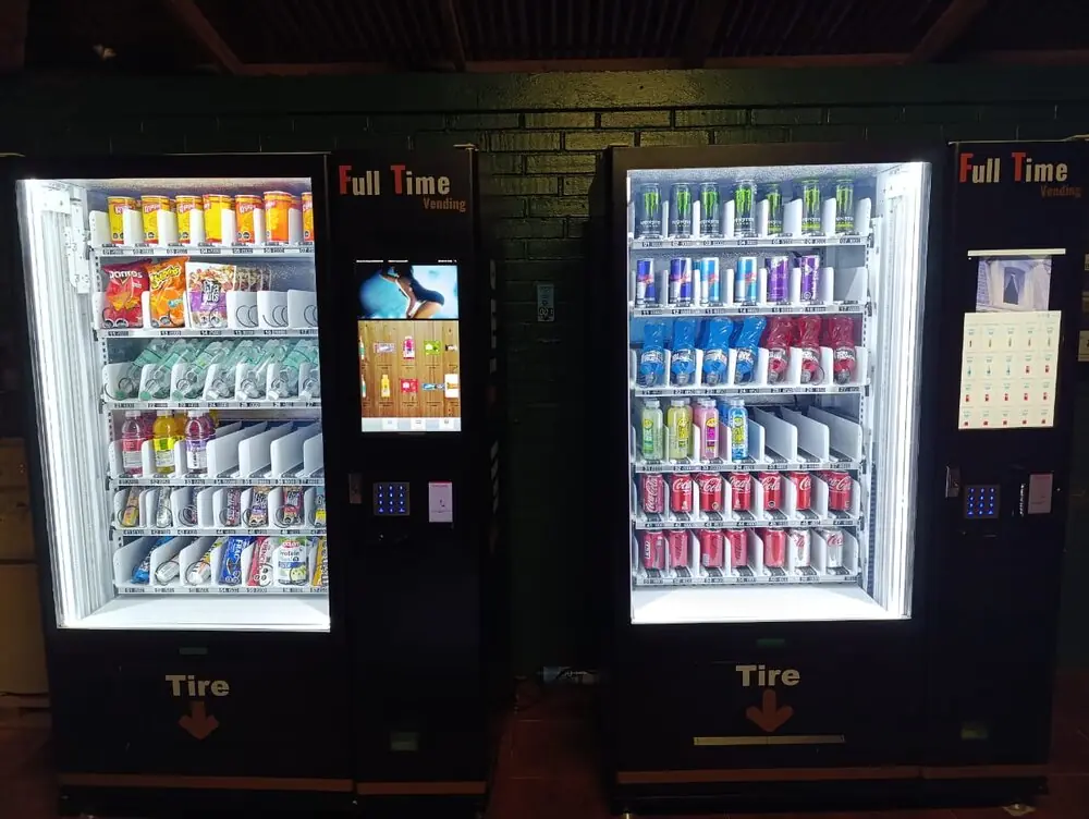 Dos máquinas Full Time Vending iluminadas, una junto a la otra