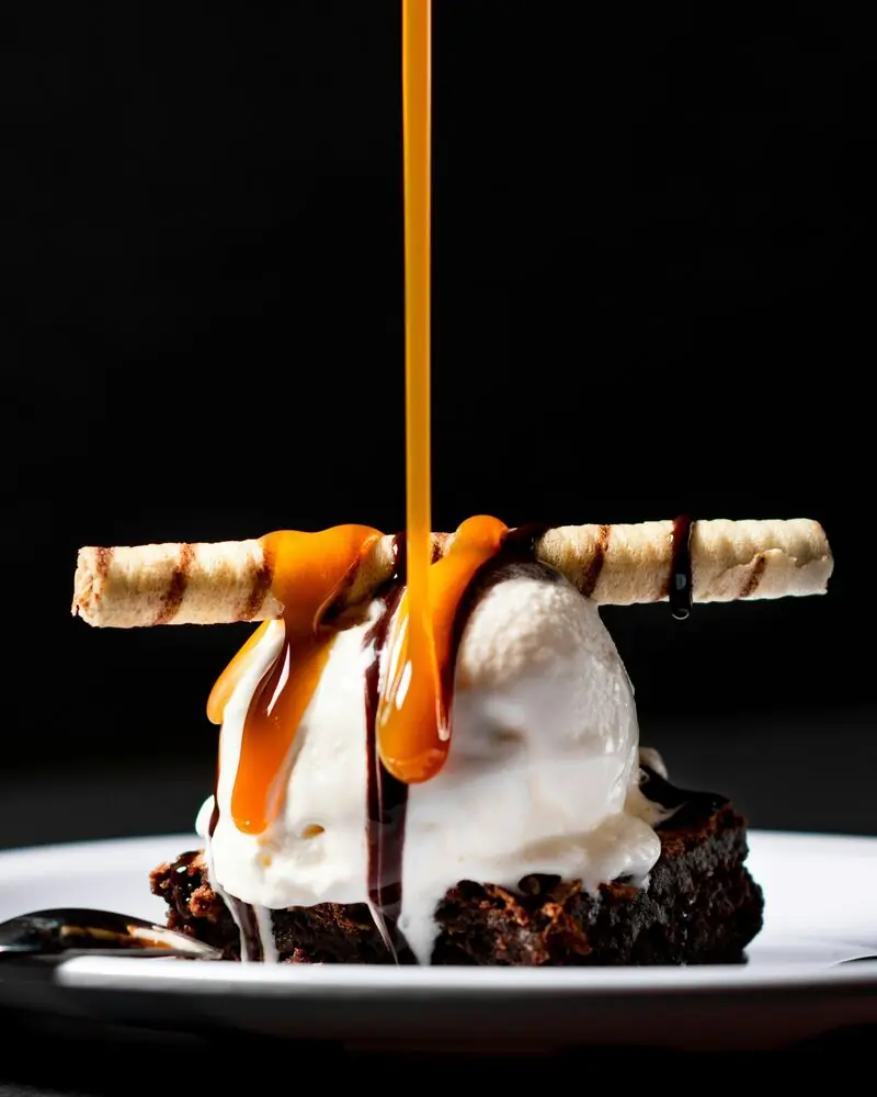 Brownie con helado y caramelo