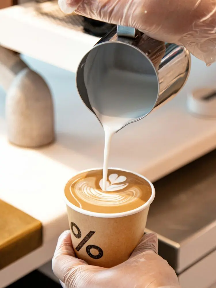 Latte art recién servido