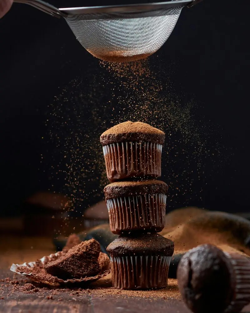 Muffins de chocolate espolvoreados con cacao