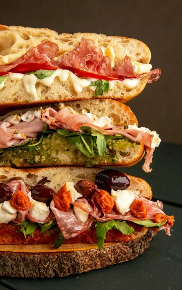 Sándwiches artesanales apilados