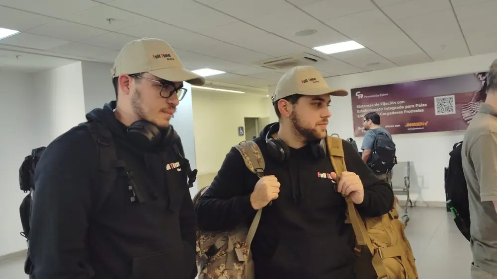 Equipo Full Time Vending viajando con sus mochilas hacia el evento