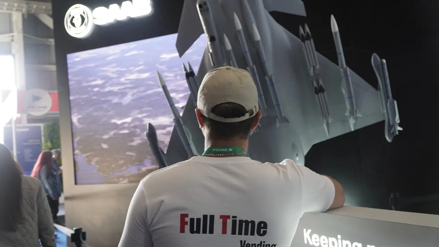 Colaborador Full Time Vending en el stand de FIDAE