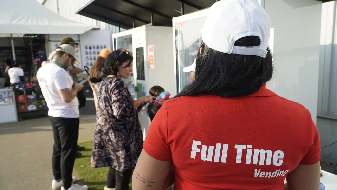 Colaboradora Full Time Vending atendiendo público
