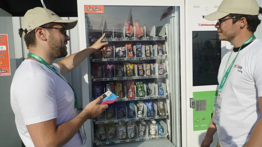 Colaboradores Full Time Vending revisando el surtido de una máquina en FIDAE